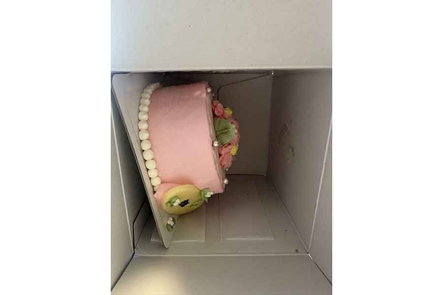 箱の中で横になっていたケーキ【写真提供：宇城ありささん】