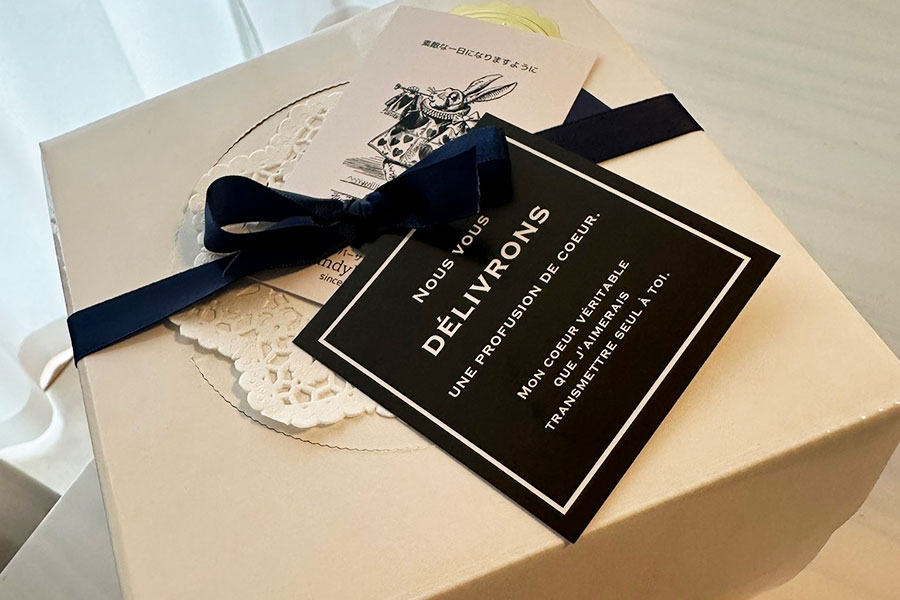 届いたケーキの箱。開けてみると衝撃的な光景が【写真提供：宇城ありささん】