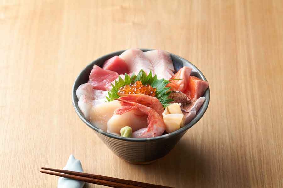 さまざまな具材がのった海鮮丼（写真はイメージ）【写真：PIXTA】