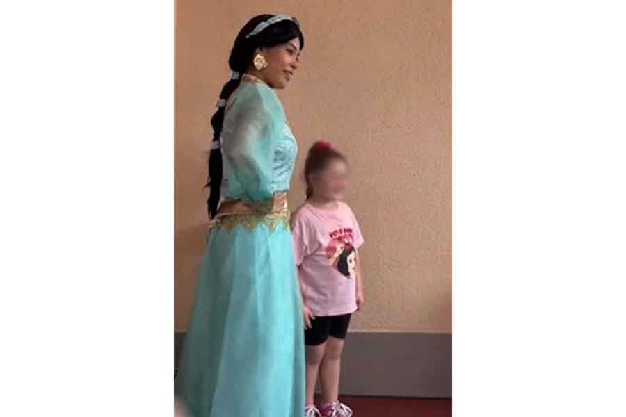 女の子と写真を撮るShioriさん（左）。今年の衣装も素敵（スクリーンショット）