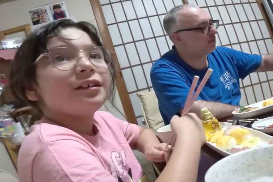 Mamiさんの実家で日本の家庭料理を堪能する（左から）マカロンちゃんとお父ちゃん（スクリーンショット）