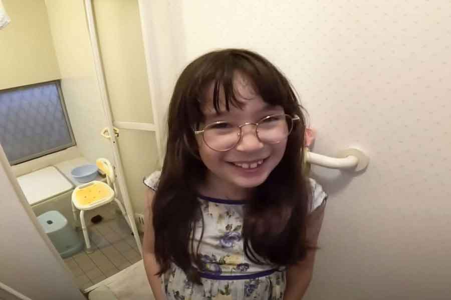 帰省中、日本のお風呂にテンションが上がるマカロンちゃん（スクリーンショット）