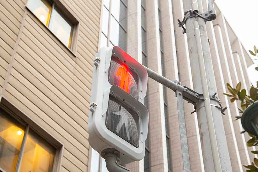 「日本人は信号をどんなときでもしっかり守るって聞いていた」ものの、ルール違反をする人も…。歩行者が信号を無視した場合も道路交通法違反になるため要注意（写真はイメージ）【写真：PIXTA】
