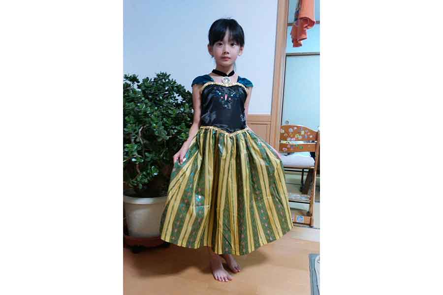 幼少期に「アナ」の仮装をしたときの一枚【写真提供:綾茶葉(@ayachaba_)さん】