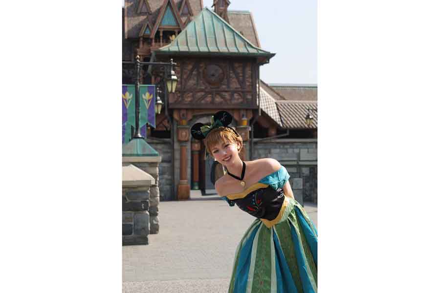 アナの仮装をして、念願のディズニーシーへ【写真提供:綾茶葉(@ayachaba_)さん】