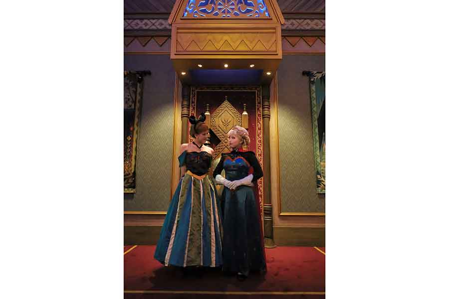 アナの姉・エルサの仮装をした友人のohana（@flower_chanhana ）さんと撮影【写真提供：綾茶葉（@ayachaba_）さん】