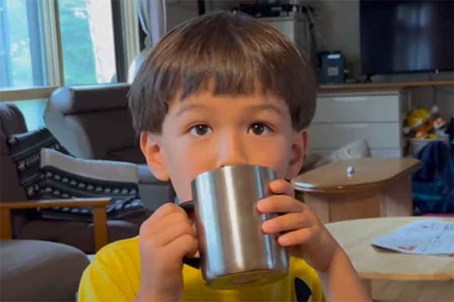 スイス育ちのミオくんが日本の飲み物にどハマり(スクリーンショット)