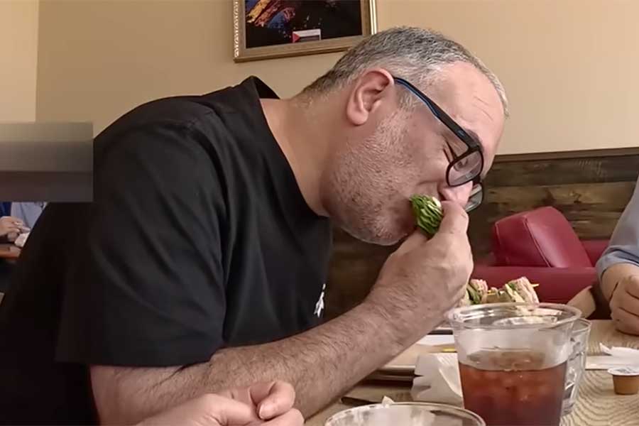 サンドイッチに夢中のお父ちゃん（スクリーンショット）