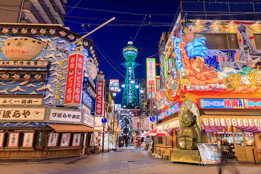 さまざまなデザインの看板やキャラクターが並ぶ街（写真はイメージ）【写真：PIXTA】