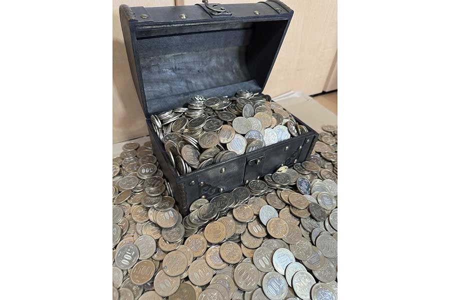 宝箱型の小物入れからあふれ出た大量の500円玉【写真提供：えねる（@enelusan）さん】