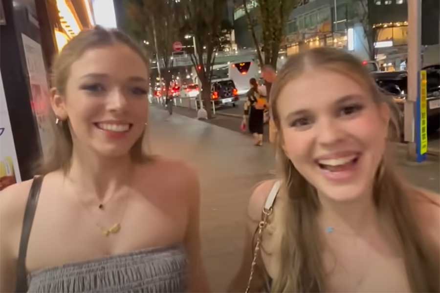 オーストラリア人の（左から）テイラーさんとリブさん（スクリーンショット）