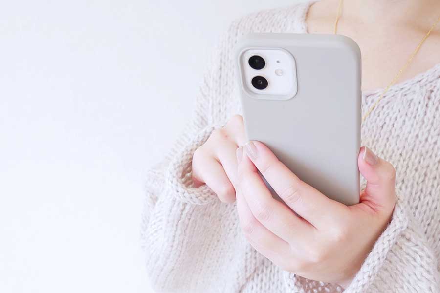 スマホ画面をかざせば、たいていのことは解決（写真はイメージ）【写真：写真AC】