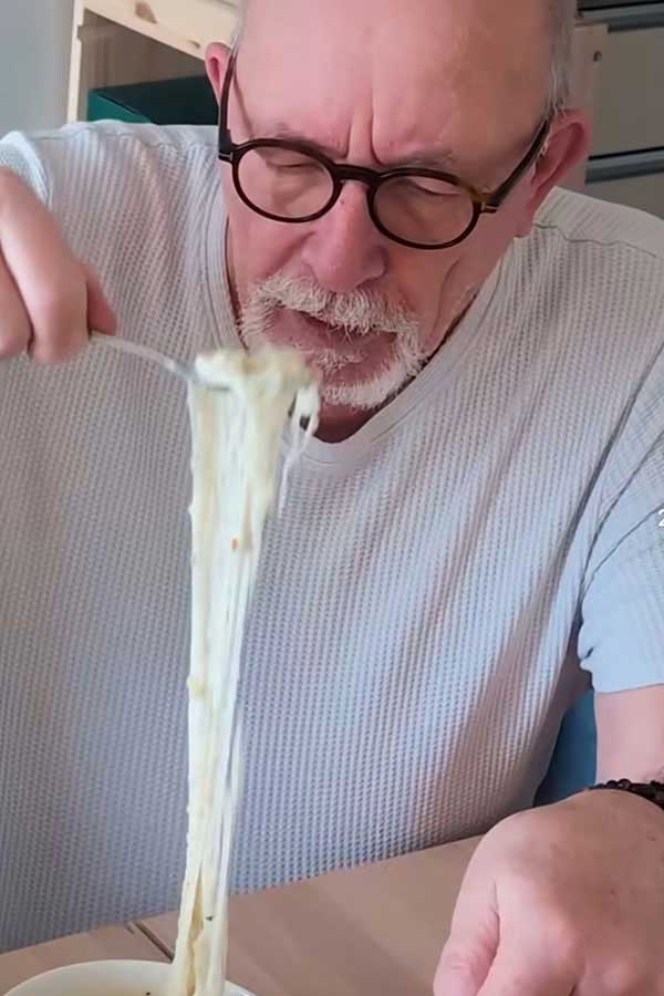 じゃがりことチーズでアリゴを再現した「じゃがアリゴ」に感動する、オレリアンさんのお父さん（スクリーンショット）