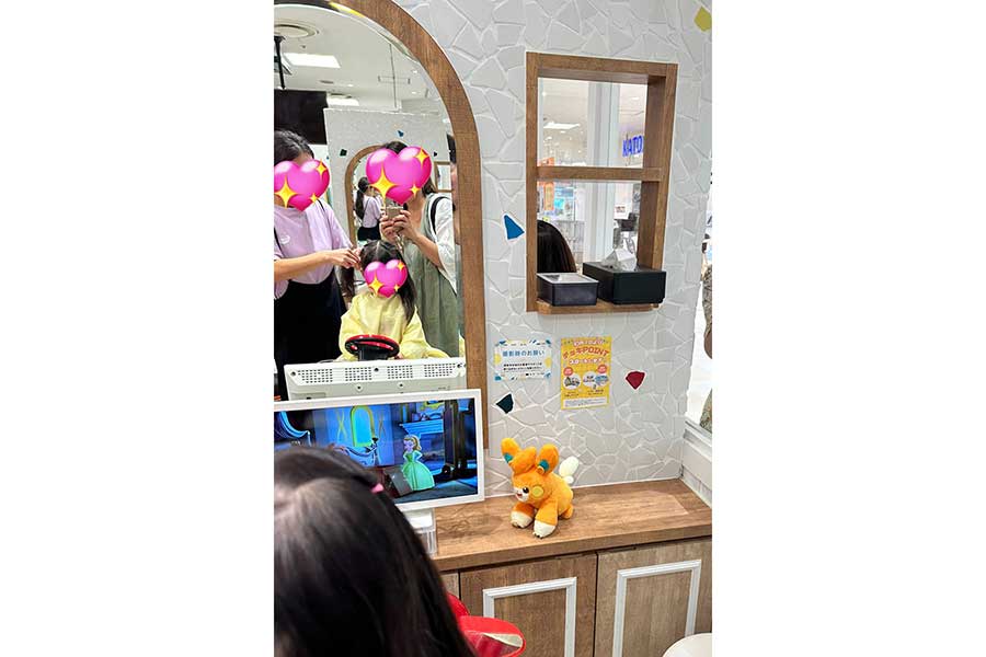 娘さんが初めて美容院へ。外には様子を気にする人が…【写真提供:ちゃんすけ スヴェ子(@sukegongon0401)さん】