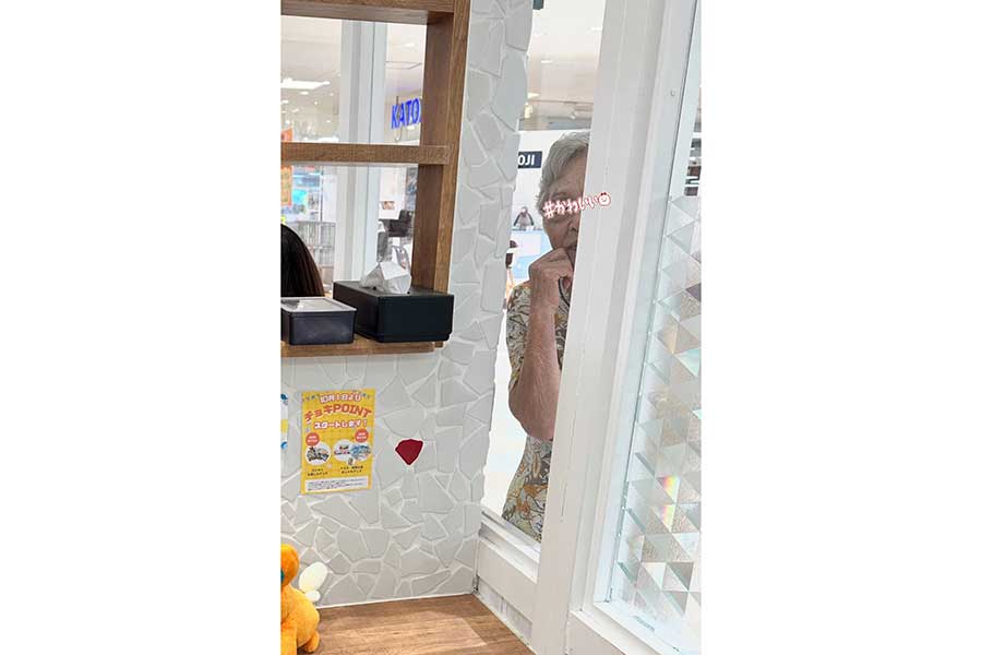 ひ孫の様子を覗き見ていたひいおばあちゃん【写真提供：ちゃんすけ　スヴェ子（@sukegongon0401）さん】