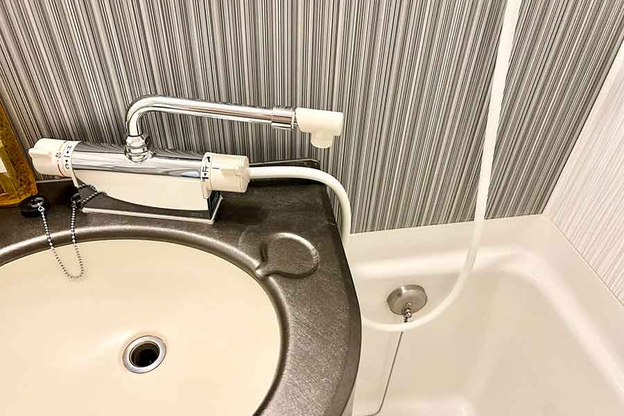 お湯をためようとするも、蛇口の短さにびっくり！【写真提供：四星球まさやん《本物》（@masayuki_web）さん】