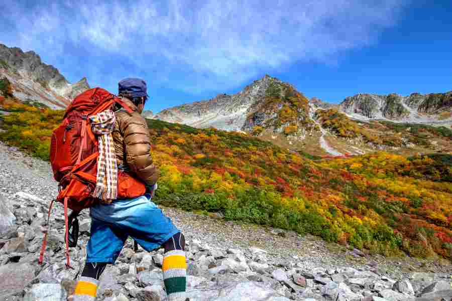 秋の登山を楽しむときにも装備を万全に（写真はイメージ）【写真：PIXTA】