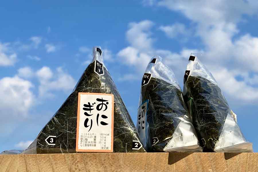 コンビニで手軽に購入できるおにぎり（写真はイメージ）【写真：写真AC】