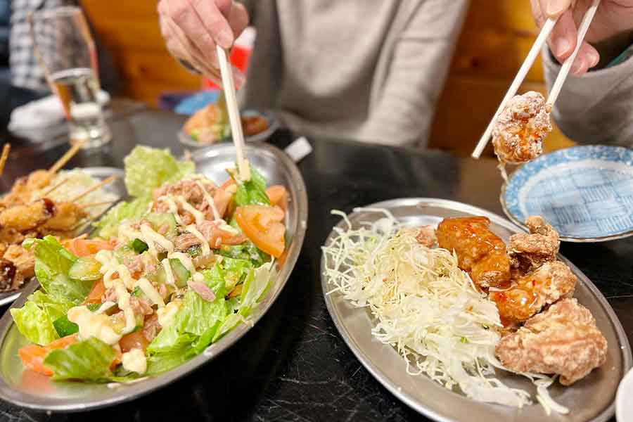食事をシェアして食べる日本（写真はイメージ）【写真：PIXTA】