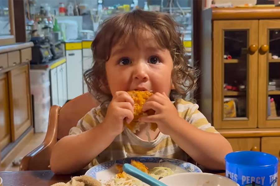 おいしそうに日本食を食べるソノくん(スクリーンショット)