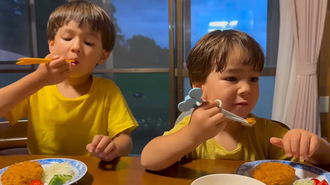 日本のコロッケに夢中になる子どもたち（スクリーンショット）