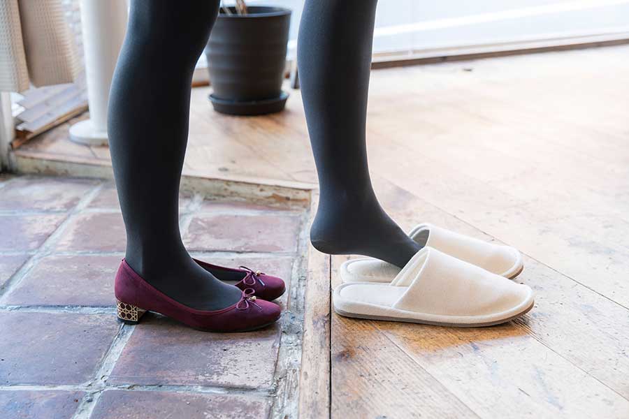 日本では靴を脱いで室内に入るのが一般的（写真はイメージ）【写真：PIXTA】