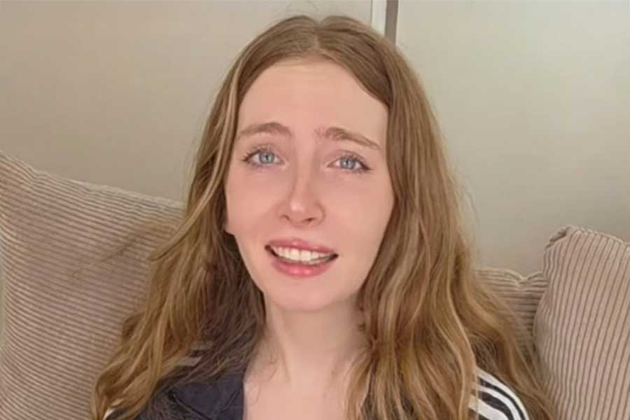 初めて見る日本のお菓子に驚くエヴァさん（スクリーンショット）