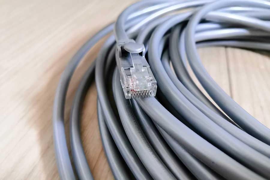 オフィスなどで使われているLANケーブル（写真はイメージ）【写真：写真AC】