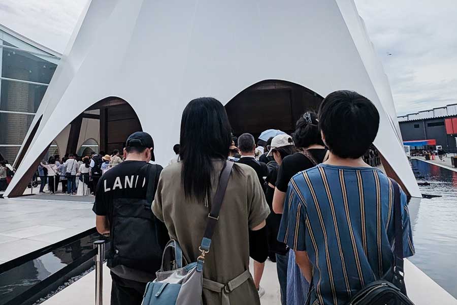 行列を作って忍耐強く待つ日本人（写真はイメージ）【写真：PIXTA】