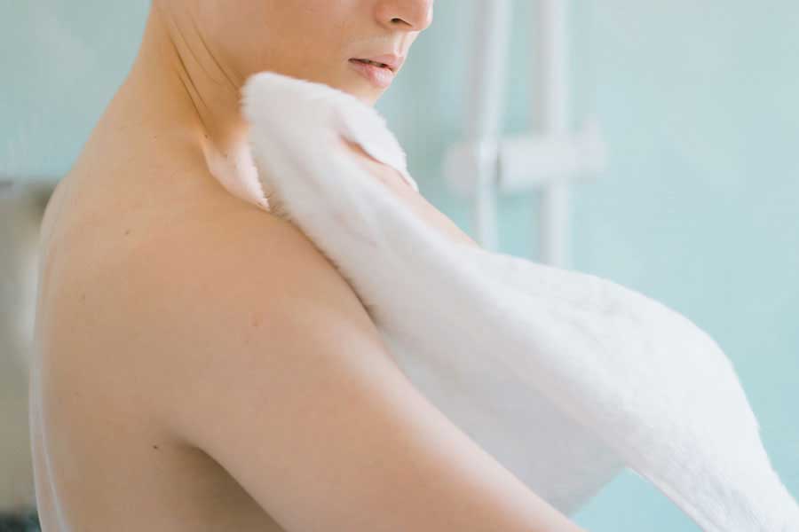 脱衣所に入る前に、浴場で体を拭くのもマナーのひとつ（写真はイメージ）【写真：PIXTA】