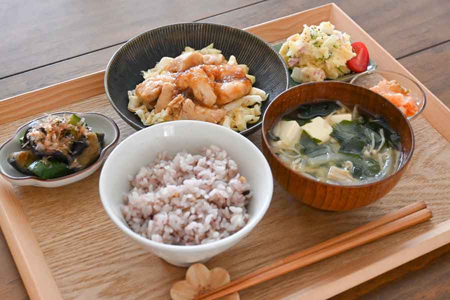 ごはんや味噌汁、おかずが一緒に並ぶ日本の食事スタイル【写真：写真AC】
