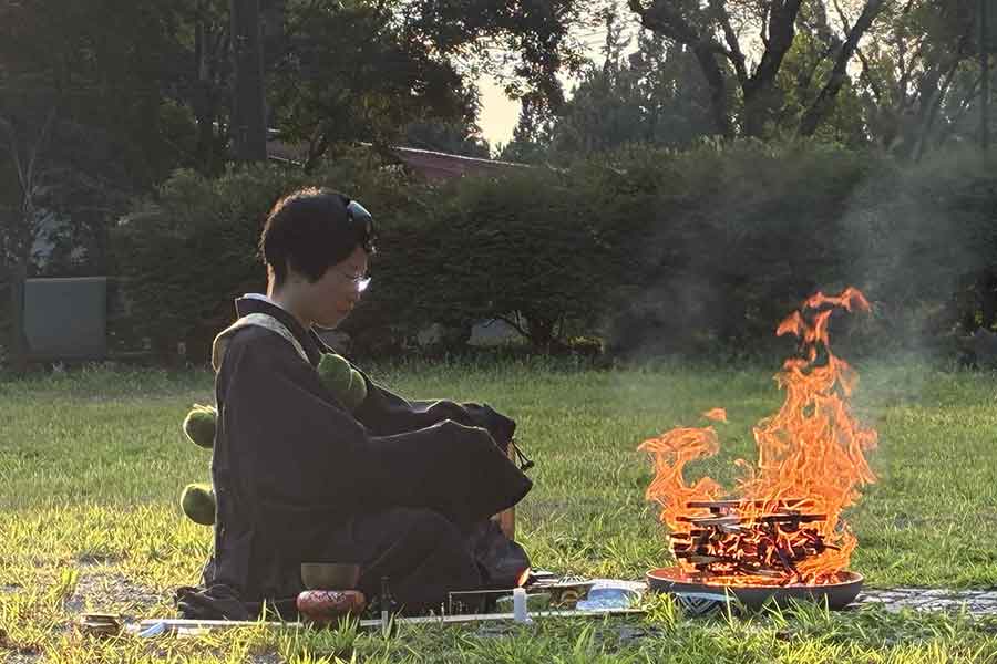 護摩行をする片山さん【写真提供：片山文恵】