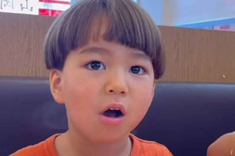 日本で食べたおいしいグルメに感動するリノくん(スクリーンショット)