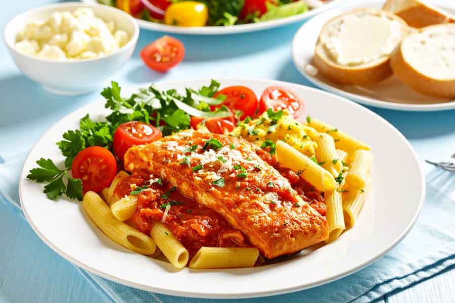 日本で1000円ほどの食事も、セルビアでは1500円ほどする（写真はイメージ）【写真：写真AC】