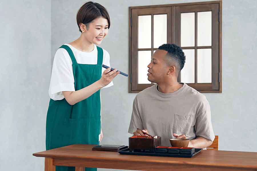 日本語のメニューしかなく、レストランスタッフとはスマホの翻訳アプリでやりとり（写真はイメージ）【写真：写真AC】