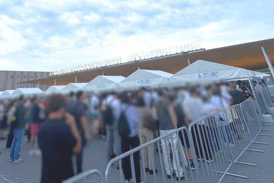 混雑する大阪・関西万博会場の東ゲート【写真：Hint-Pot編集部】