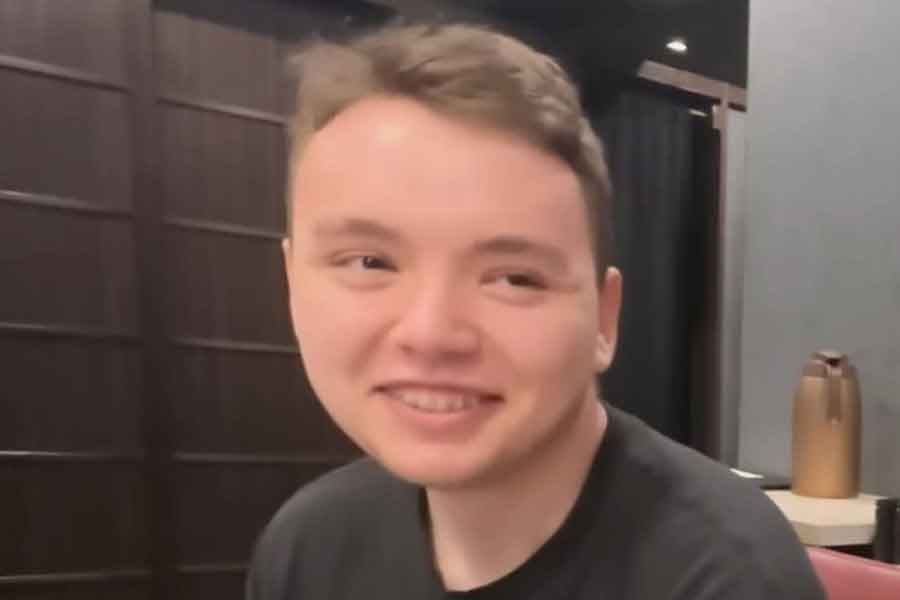 念願の日本食に笑みがこぼれるコンラッドさん（スクリーンショット）