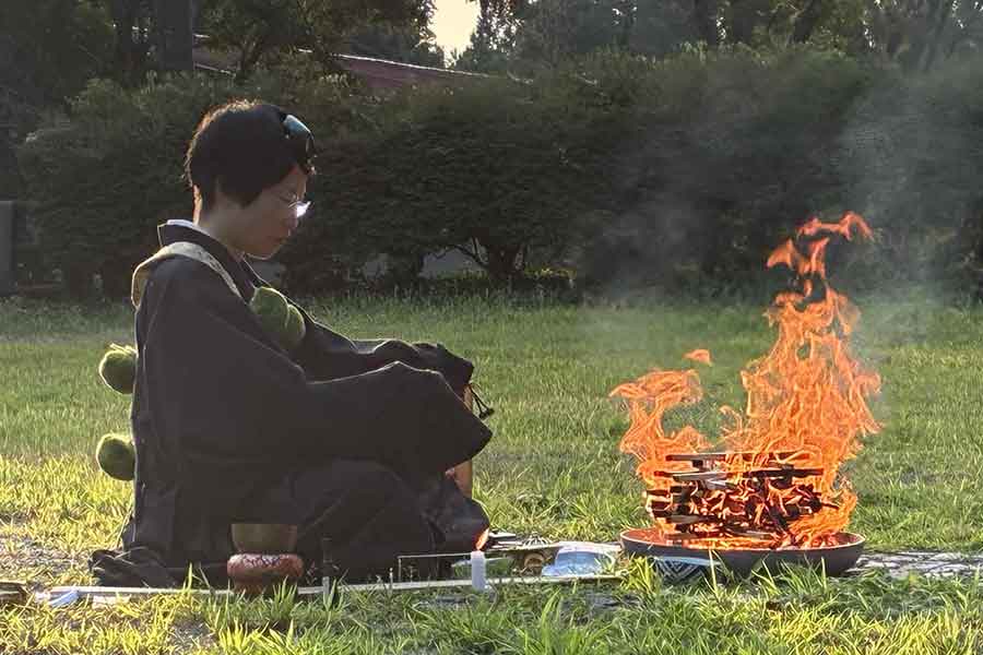 護摩焚きをする片山さん【写真提供:片山文恵】