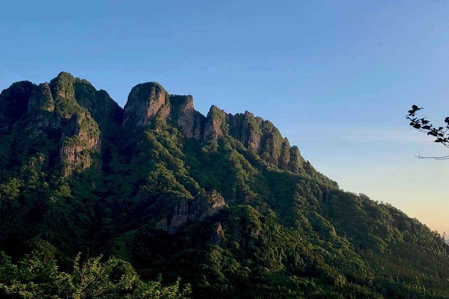 季節や時刻、見上げる人の心持ちによって、さまざまな表情を見せる妙義山【写真提供：片山文恵】