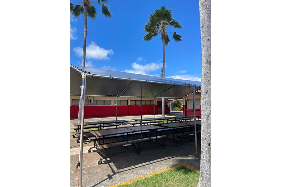 ハワイの小学校で、ランチにも使われることがある屋外スペース。カフェテリア内に座り切れない児童が利用する【写真：i-know】