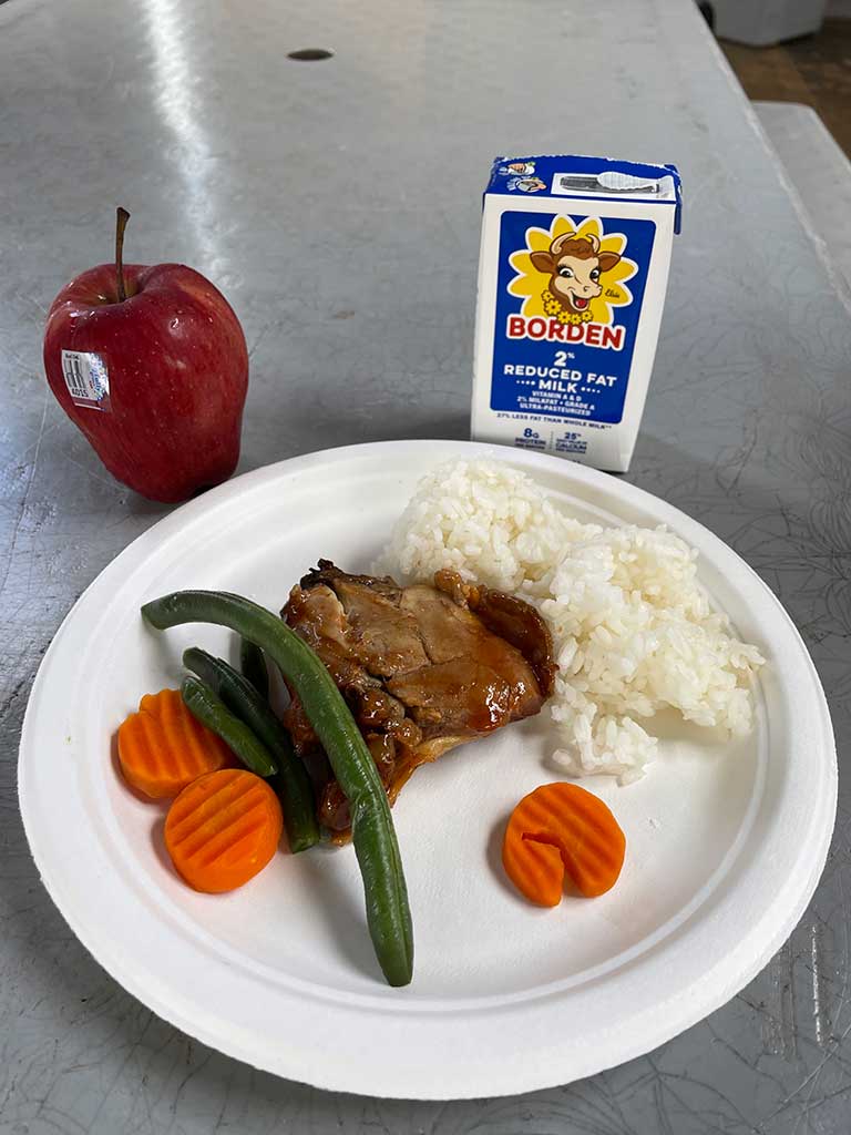 YMCA（若者キリスト教協会）主催のイベントで提供されたランチ。公立小の給食は、これにおかずが1つついてくる【写真：i-know】