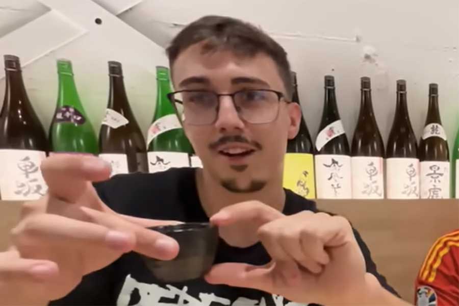 「小さいカップは、僕らのイメージだと一気に飲むと思っちゃう」と、お猪口をショットグラスと勘違い（スクリーンショット）