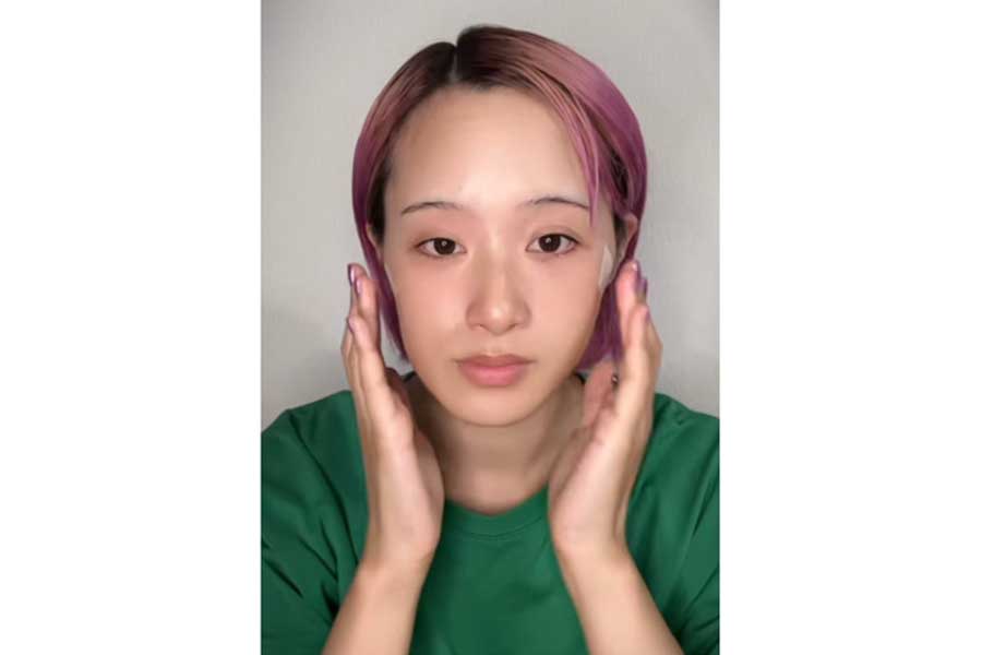 メイク前のKahokoさん（スクリーンショット）