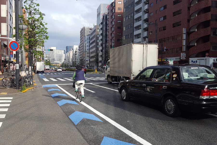 左側通行の日本の道路（写真はイメージ）【写真：写真AC】