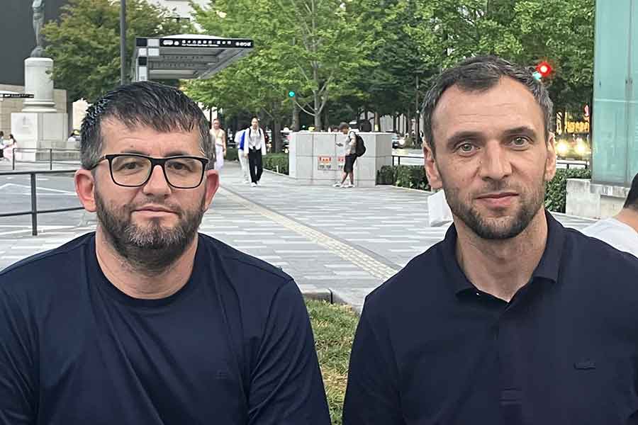 チェチェン共和国から来た(左から)アダムさんとお兄さん【写真:Hint-Pot編集部】