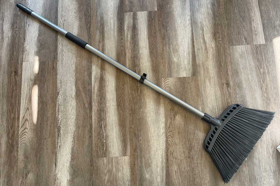 アメリカのホームステイ先でゴキブリ退治に使ったほうき【写真：Yo】
