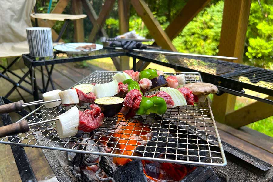 バーベキューでは炭の取り扱いに注意が必要（写真はイメージ）【写真：写真AC】