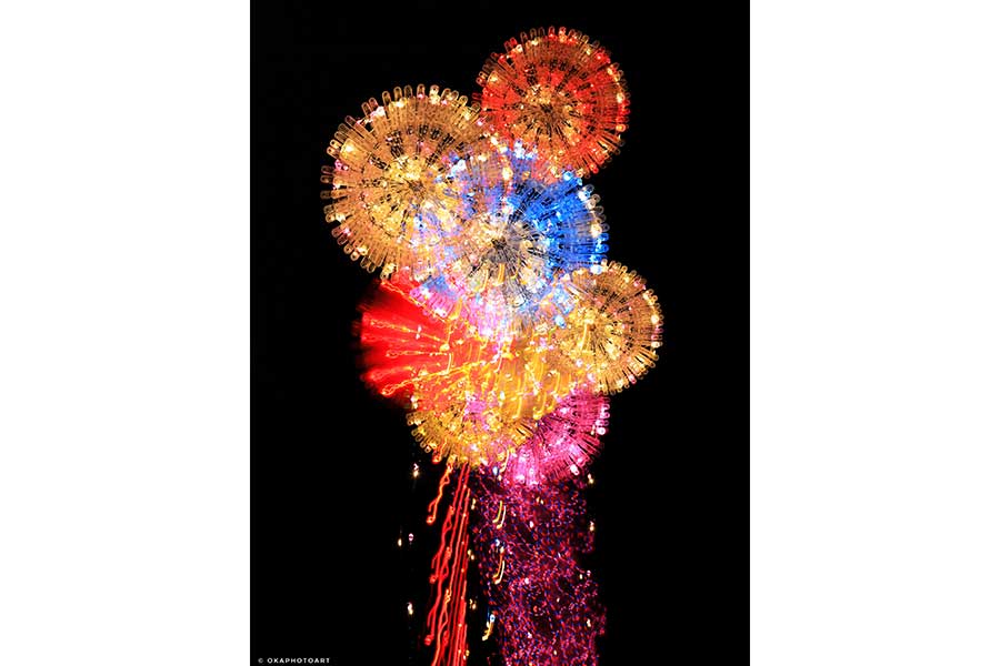 洗濯バサミで表現された花火。懐かしい思い出がよみがえるよう【写真提供：洗濯バサミフォトグラファー・岡本なう（@okaphotoart）さん】