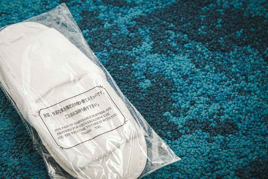 ホテルの客室に用意されている使い捨てスリッパ（写真はイメージ）【写真：写真AC】