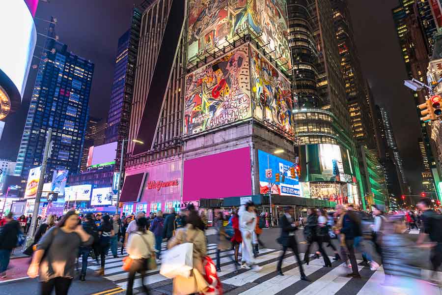 さまざまな人種が行き交うニューヨーク・タイムズスクエア【写真:PIXTA】